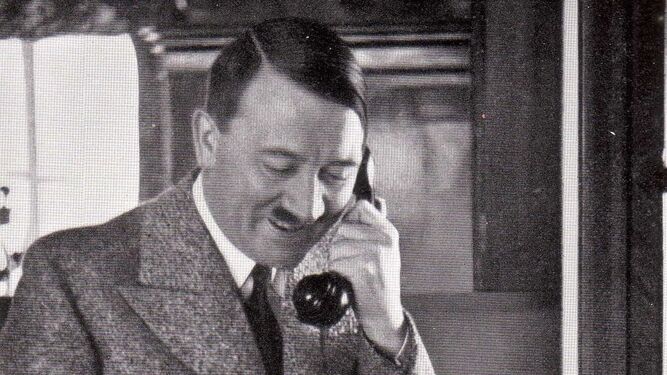 Adolf Hitler mantiene una conversación vía telefónica.