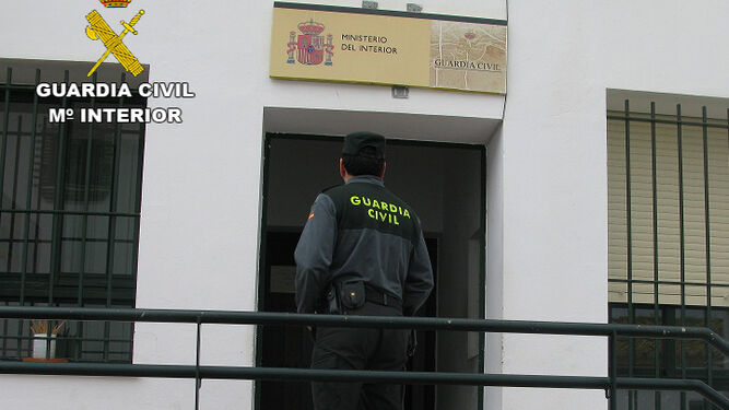 Un agente en el cuartel de la Guardia Civil de Cartaya.