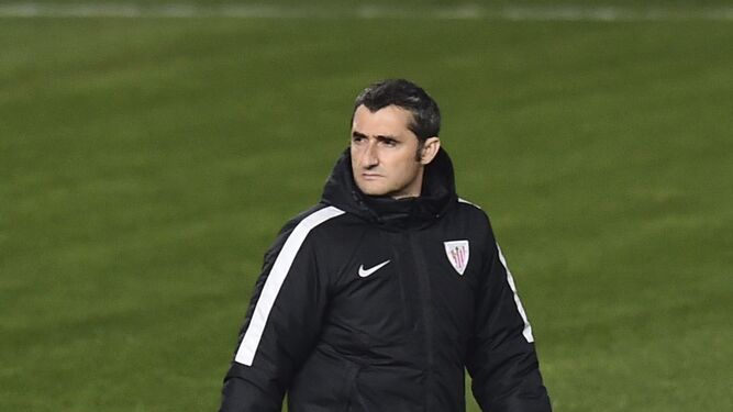 El entrenador del Athletic, Valverde, antes de comentar el entrenamiento.