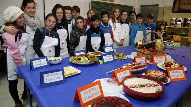 Los alumnos del colegio Maestro Juan Díaz Hachero preparan platos con productos típicos de la provincia de Huelva para presentarlos a un concurso gastronómico que tuvo lugar en el mismo centro, además de disfrutar de una convivencia con los padres en un día en el que pudieron disfrutar de la desgustación.