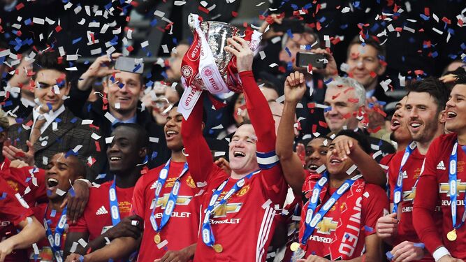 Rooney levanta el trofeo.
