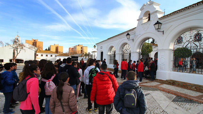 Alumnos de institutos, en una visita al santuario en la jornada de puertas abiertas del patrimonio religioso.