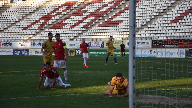 Antonio Domínguez intenta superar al portero del Murcia en un lance del encuentro disputado ayer.