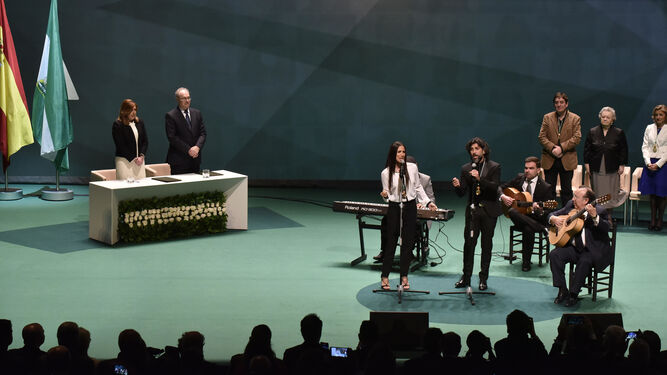 India Martínez, Arcángel y Paco Cepero interpretaron el himno de Andalucía para clausurar el acto de ayer en el Teatro de la Maestranza.