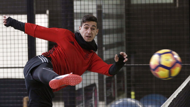 Sergio León golpea el balón con la pierna derecha durante un entrenamiento reciente de Osasuna en las instalaciones de Pádel Navarra.
