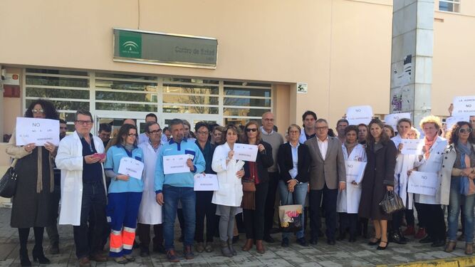 Concentración ante las puertas del centro de salud de Lepe, en protesta contra las agresiones, el pasado 13 de abril de 2016.