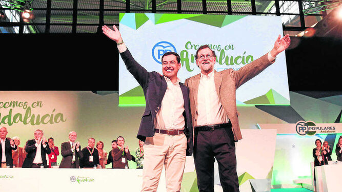 Juanma Moreno y Mariano Rajoy saludan a los asistentes al congreso regional del PP, ayer en Málaga.