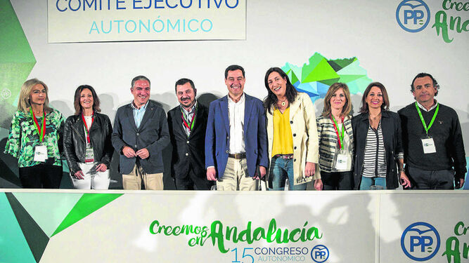 Juanma Moreno, en el centro, rodeado ayer por su equipo más cercano: los seis vicesecretarios, el portavoz y la secretaria general del PP.
