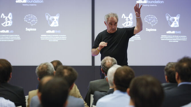 Ferran Adrià imparte una lección magistral a los presentes durante un acto de la Fundación elBulli.