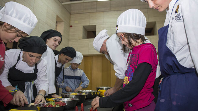 Los alumnos del IES Diego Ángulo cocinan en el taller 'Cómete Huelva'.