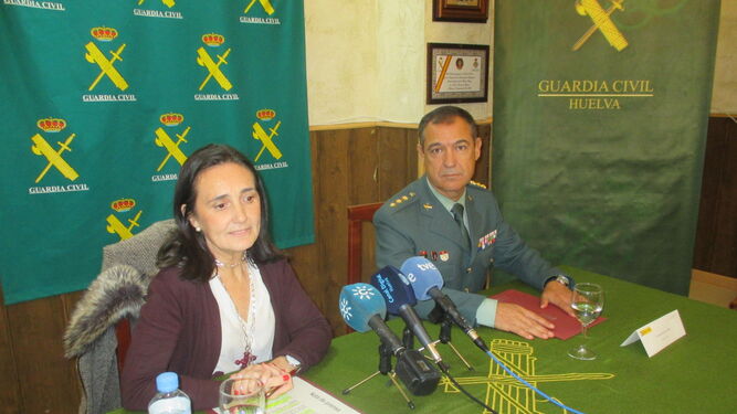 Asunción Grávalos y Ezequiel Romero, ayer en la Comandancia de la Guardia Civil en la capital onubense.