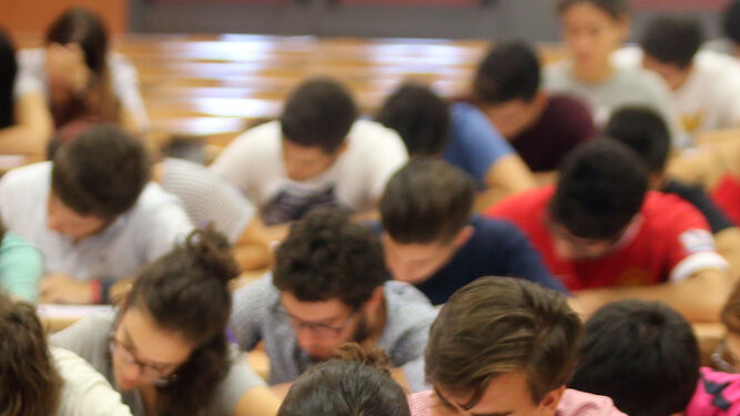 Estudiantes en una prueba de selectividad en Córdoba.