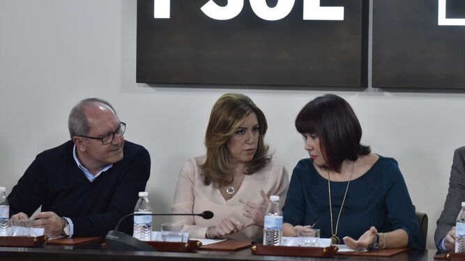 Susana Díaz, con Micaela Navarro y Juan Cornejo, en la sede del PSOE andaluz.