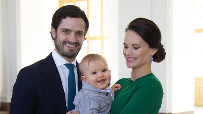Carlos Felipe y Sofía con su hijo, el príncipe Alejandro.