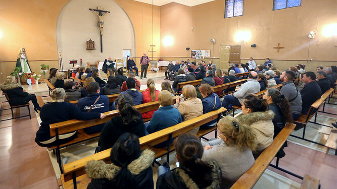 Afectados y familiares, en la parroquia Virgen de Belén, de la Barriada de la Navidad, durante la asamblea celebrada anoche para hablar sobre la oferta de la Consejería de Vivienda.