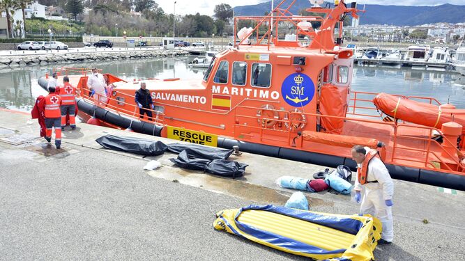 Los cadáveres de los tres inmigrantes, en bolsas negras en el puerto de Algeciras. En primer término, la barca de juguete.