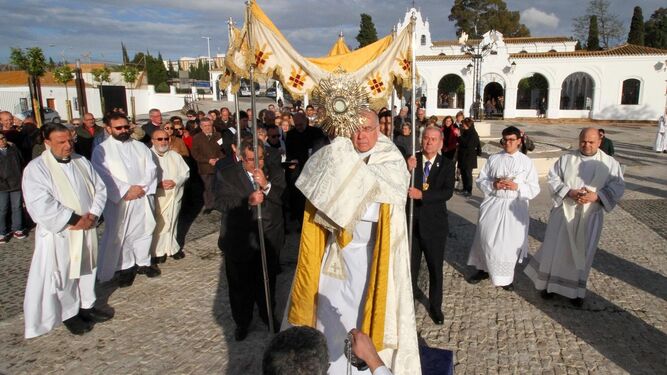 El obispo José Vilaplana, en el momento de bendecir a la ciudad desde el mirador de El Conquero.