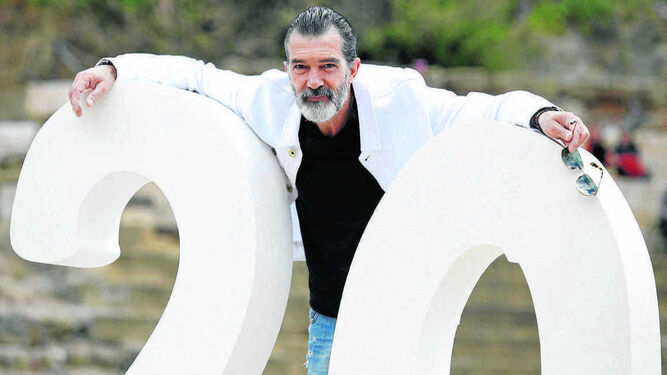 Banderas posó ayer frente a las piedras en las que inició su carrera en los 70, las del Teatro Romano de Málaga.