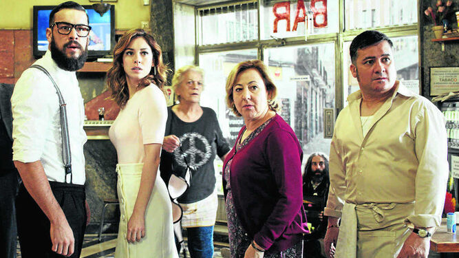 Mario Casas, Blanca Suárez, Terele Pávez, Carmen Machi y Secun de la Rosa, entre los clientes de 'El bar'.