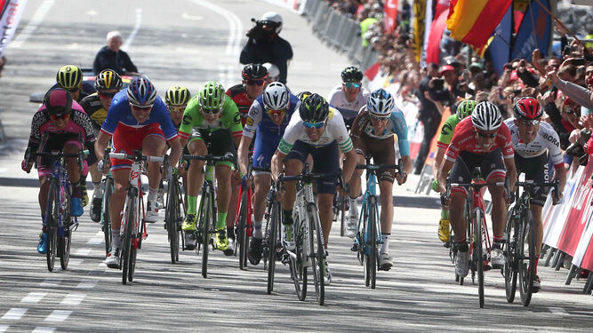 Valverde, en el centro, se impone en el esprint por delante del colombiano Pantano.
