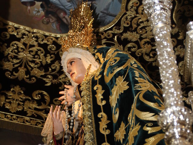 Preparativos de la Virgen del Roc&iacute;o y la Esperanza de la Hermandad del Calvario
