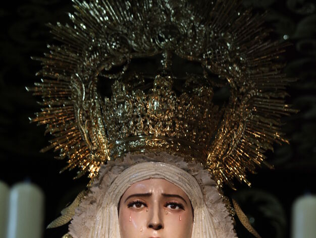 Preparativos de la Virgen del Roc&iacute;o y la Esperanza de la Hermandad del Calvario