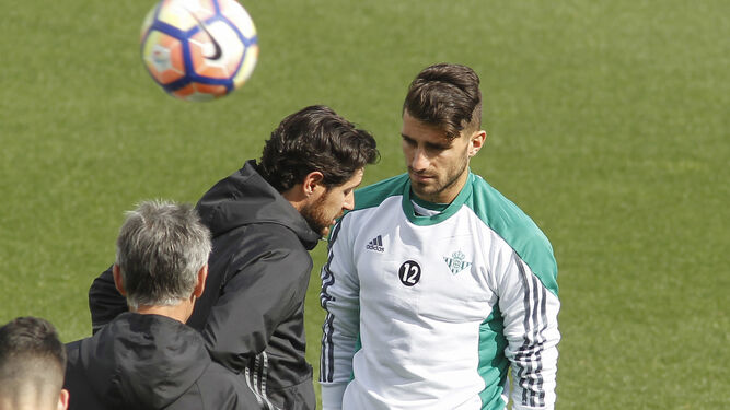 Piccini conversa con Víctor durante una sesión de entrenamiento.