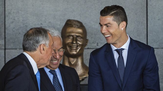 Cristiano  Ronaldo  junto con el primer ministro luso, António Costa , y el presidente portugués, Marcelo Rebelo de Sousa