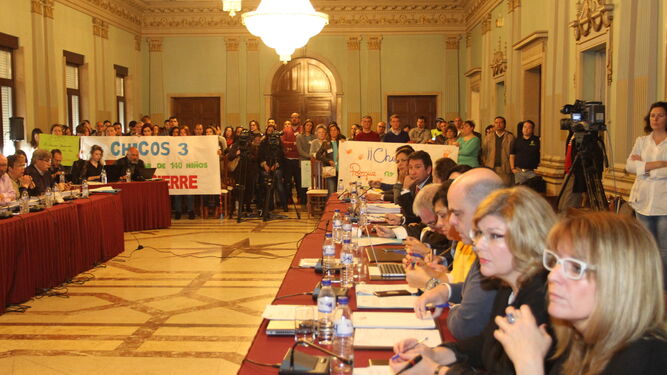 Numerosos afectados por anuncio de cierre de Chicos 3 asisten al debate de las mociones de Mesa de la Ría y PP.
