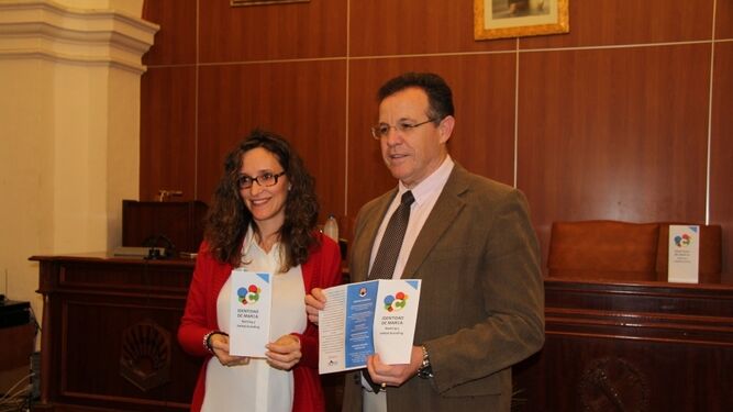 El decano de Filosofía y Letras de la UCO, Eulalio Fernández, y la coordinadora del título, Ingrid Cobos.