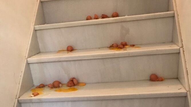 Huevos lanzados contra la vivienda de uno de los socialistas atacados.