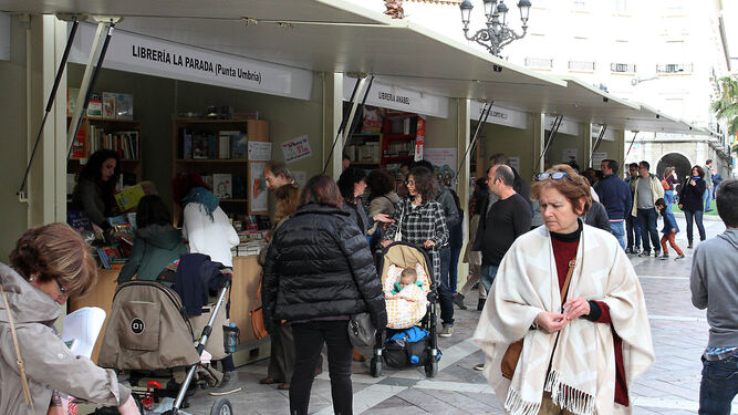 Muchos onubenses se acercan cada año a las casetas de la Feria del Libro instaladas en la Plaza de las Monjas.