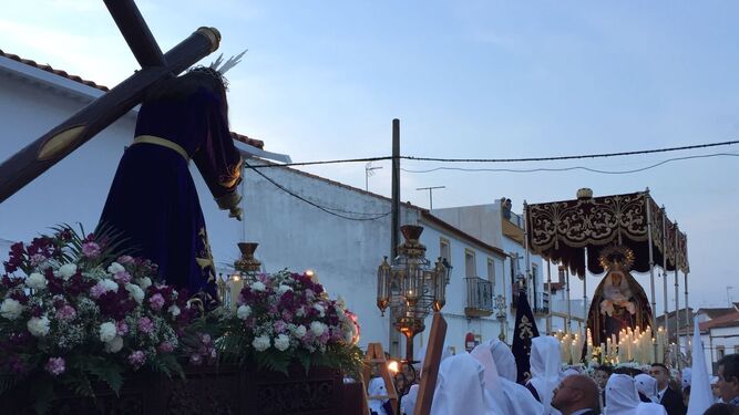 Encuentro del Nazareno y la Virgen de los Dolores en Santa Olalla.