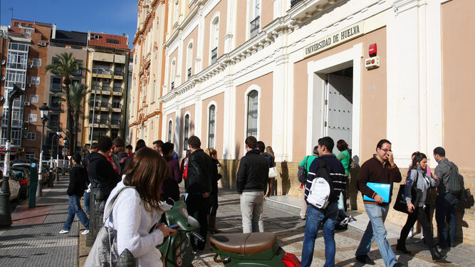 Estudiantes en el exterior de la Facultad de Empresariales y Turismo.
