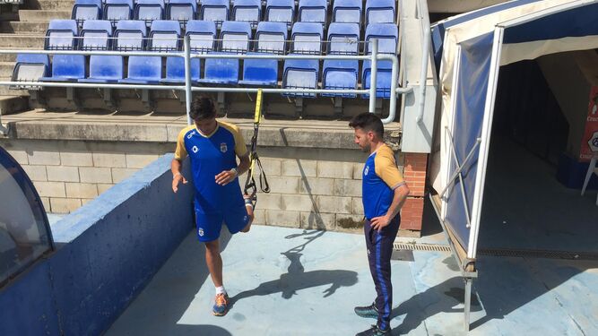 Jesús Vázquez realiza ejercicios supervisado por José Liáñez, ayer en el Estadio Nuevo Colombino.