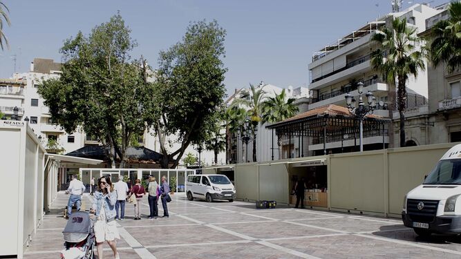 Las casetas ya han ocupado el espacio central de la plaza de las Monjas.
