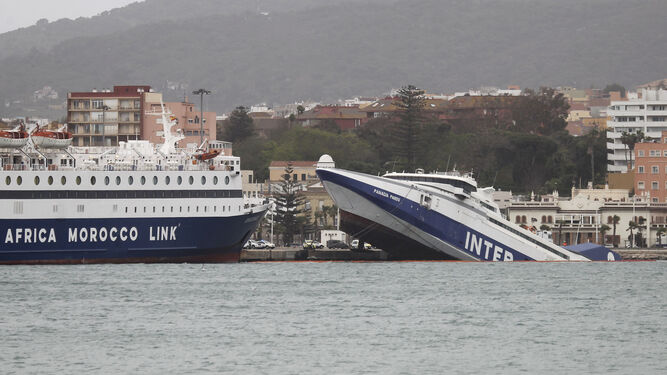 Un ferry abandonado desde 2013 se hunde en el puerto de Algeciras