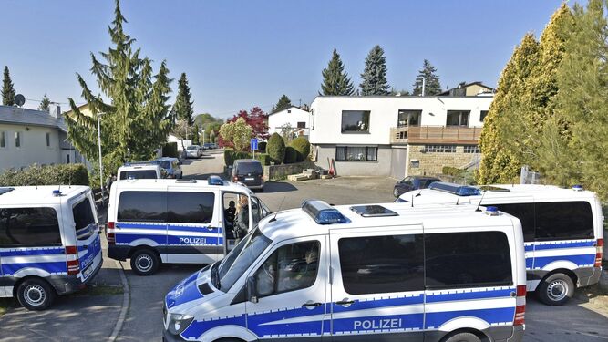 Furgones de la Policía alemana, ante la casa del sospechoso del atentado contra el autobús del Dortmund.