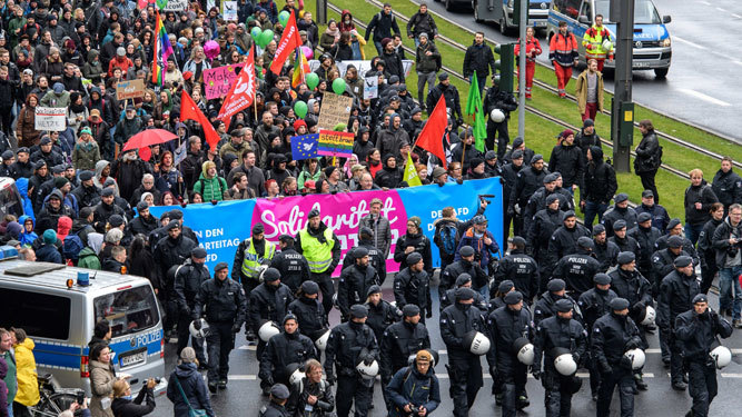 La policía alemana escolta una marcha contra el congreso de la AfD.