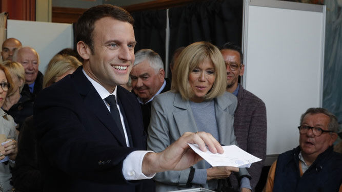 El candidato socioliberal, Emmanuel Macron, acompañado por su mujer.