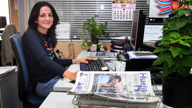 Ana Vives en la redacción de Huelva Información