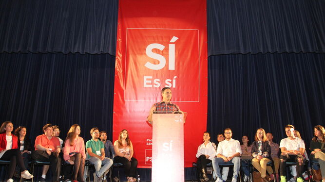 Navarrete dialoga con Sánchez ante la mirada de Juan Ceada.