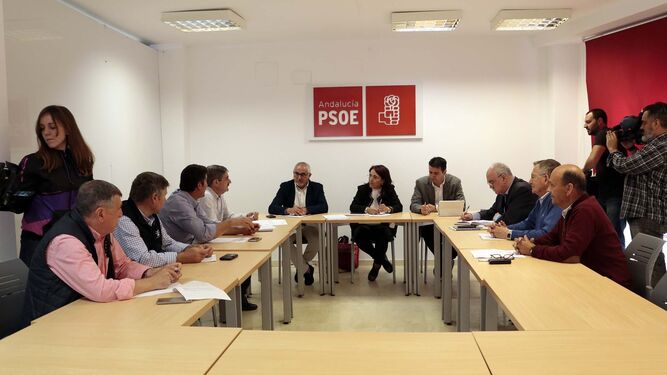 Reunión del PSOE con comunidades de regantes de la provincia, ayer en la sede socialista.