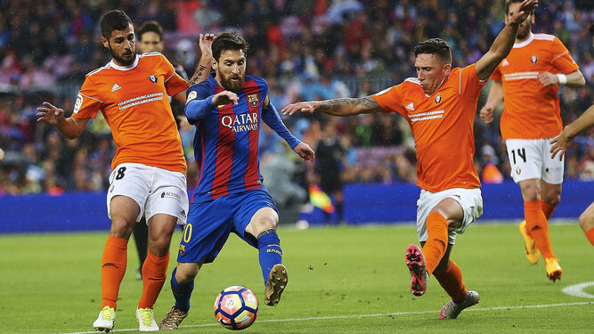 Messi avanza entre algunos rivales.