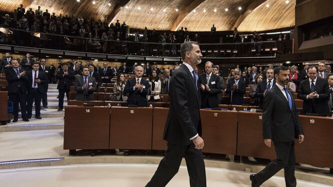 El rey Felipe es ovacionado a su llegada al Consejo de Europa para dar un discurso ante la Asamblea Parlamentaria de este organismo en Estrasburgo.
