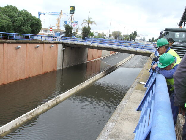 Cortado los accesos al puente del Odiel al estar inundados un tramo en ambos sentidos.