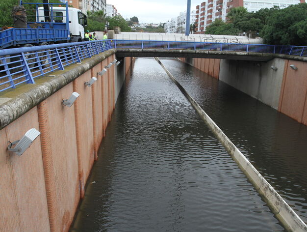 Cortado los accesos al puente del Odiel al estar inundados un tramo en ambos sentidos.
