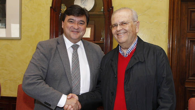El alcalde, Gabriel Cruz, y el presidente de Resurgir, Manuel García.