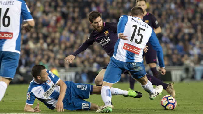 Messi intenta sortear a varios rivales.