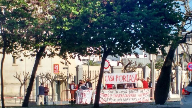 Última protesta de vecinos de Santa Lucía ante el Parlamento andaluz.